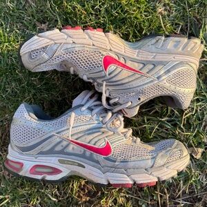 Nike‎ Gray Sneakers with Red Insole